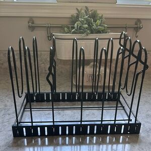POTS, PANS AND LID ORGANIZER.